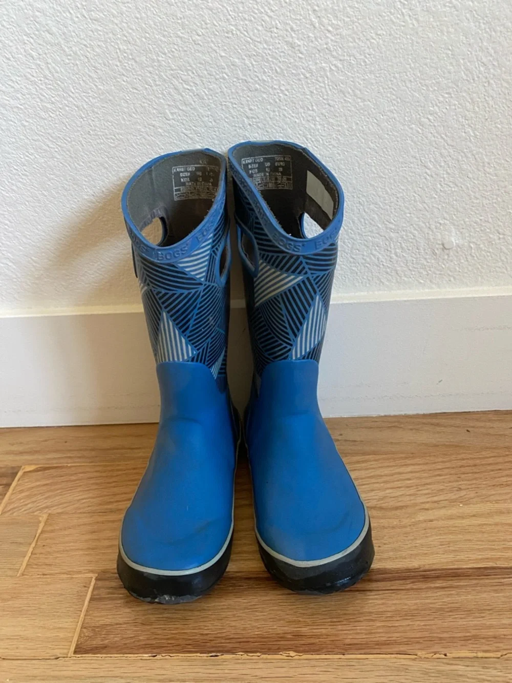 Size 12 kids Bogs waterproof boots
